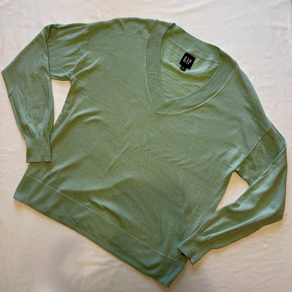 GAP MINT GREEN COTTON V-NECK SWEATER. MEDIUM (B)